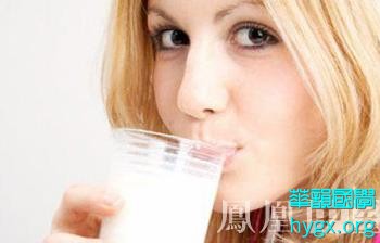 早上空腹喝牛奶有很多危害 那麼牛奶該怎幺喝